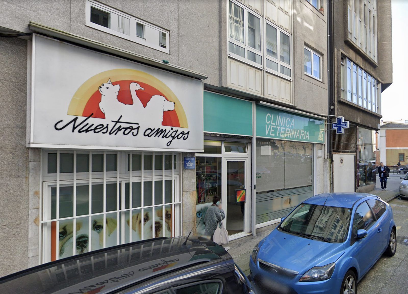 Fachada de la Clínica Veterinaria Nuestros Amigos, con el rótulo del logo en arco sobre la entrada, en Travesía de Nelle
