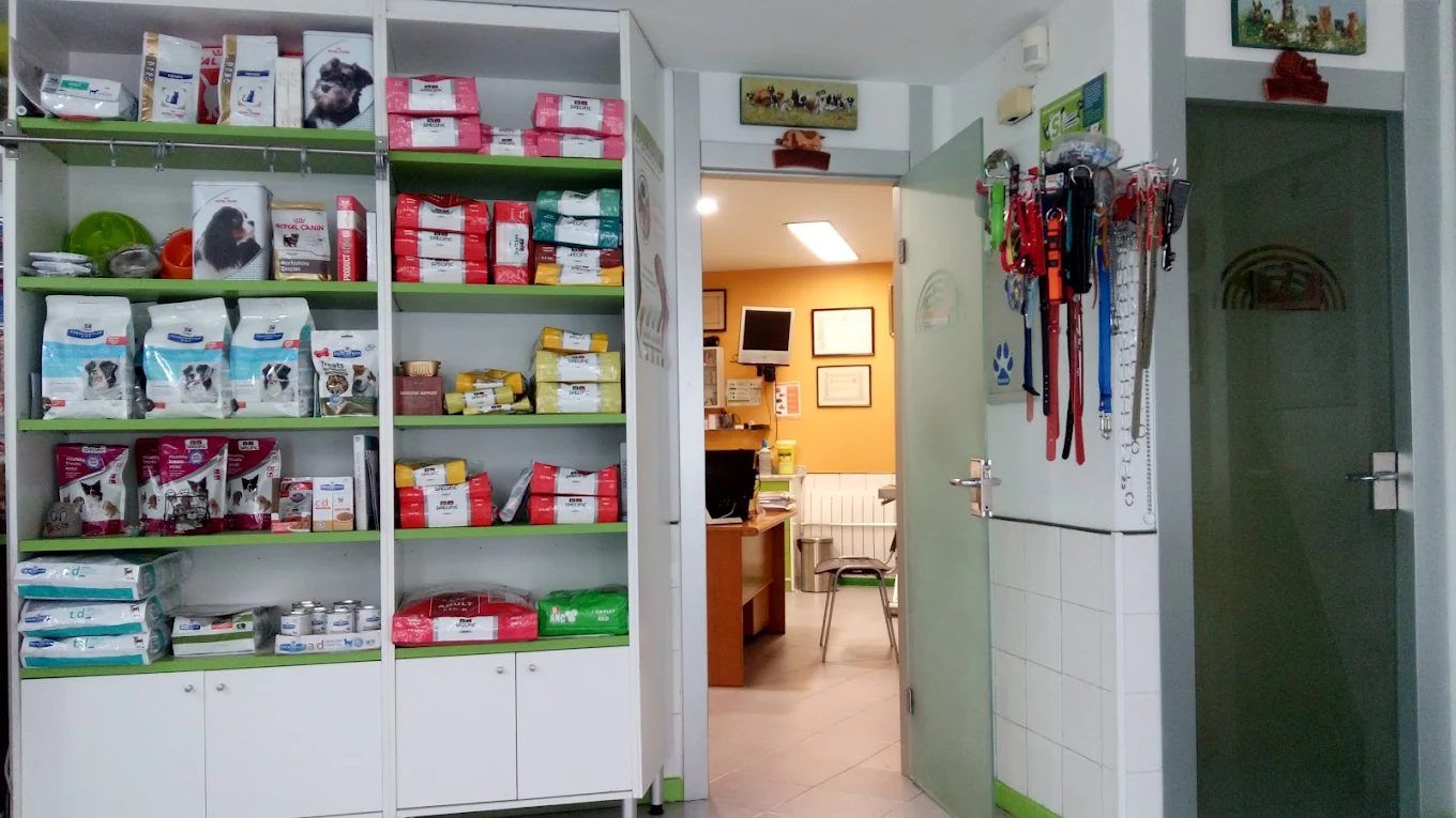 Tienda de la clínica con la puerta de la consulta al fondo